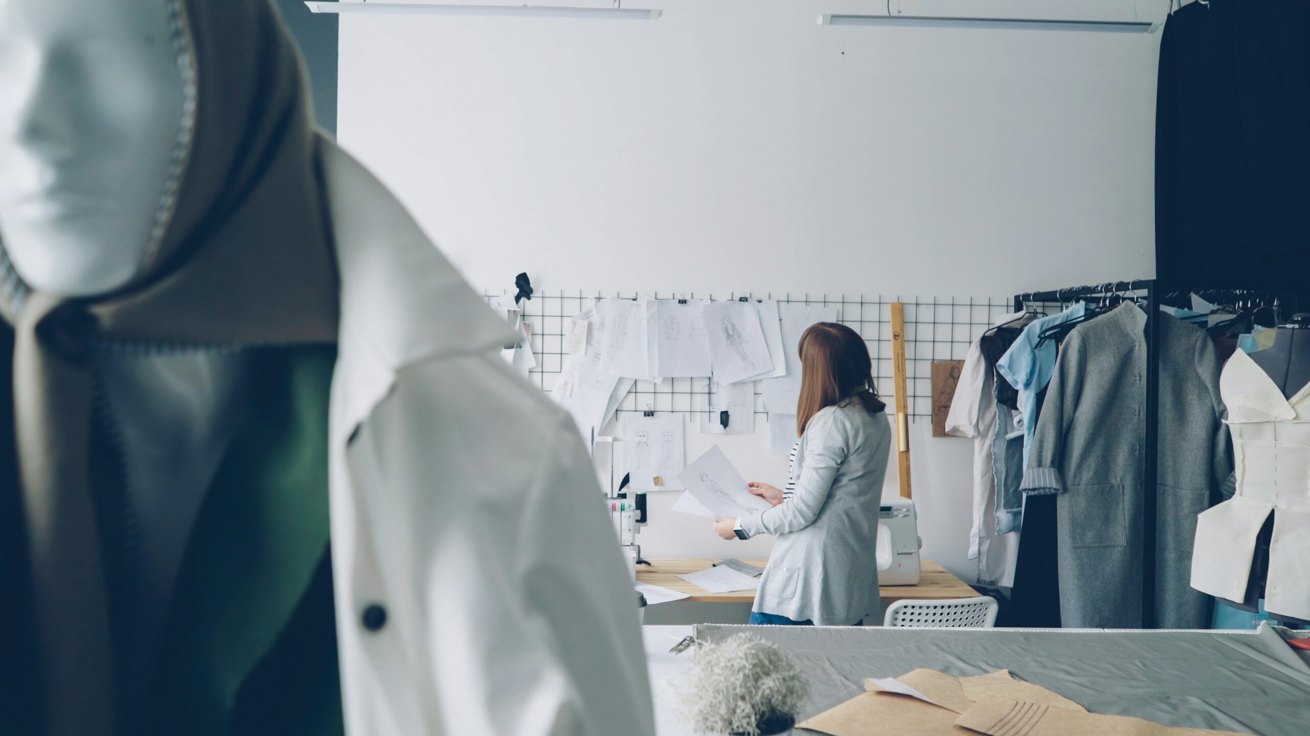 Dashboard de estados financieros iniciales y flujo de caja para marcas de moda