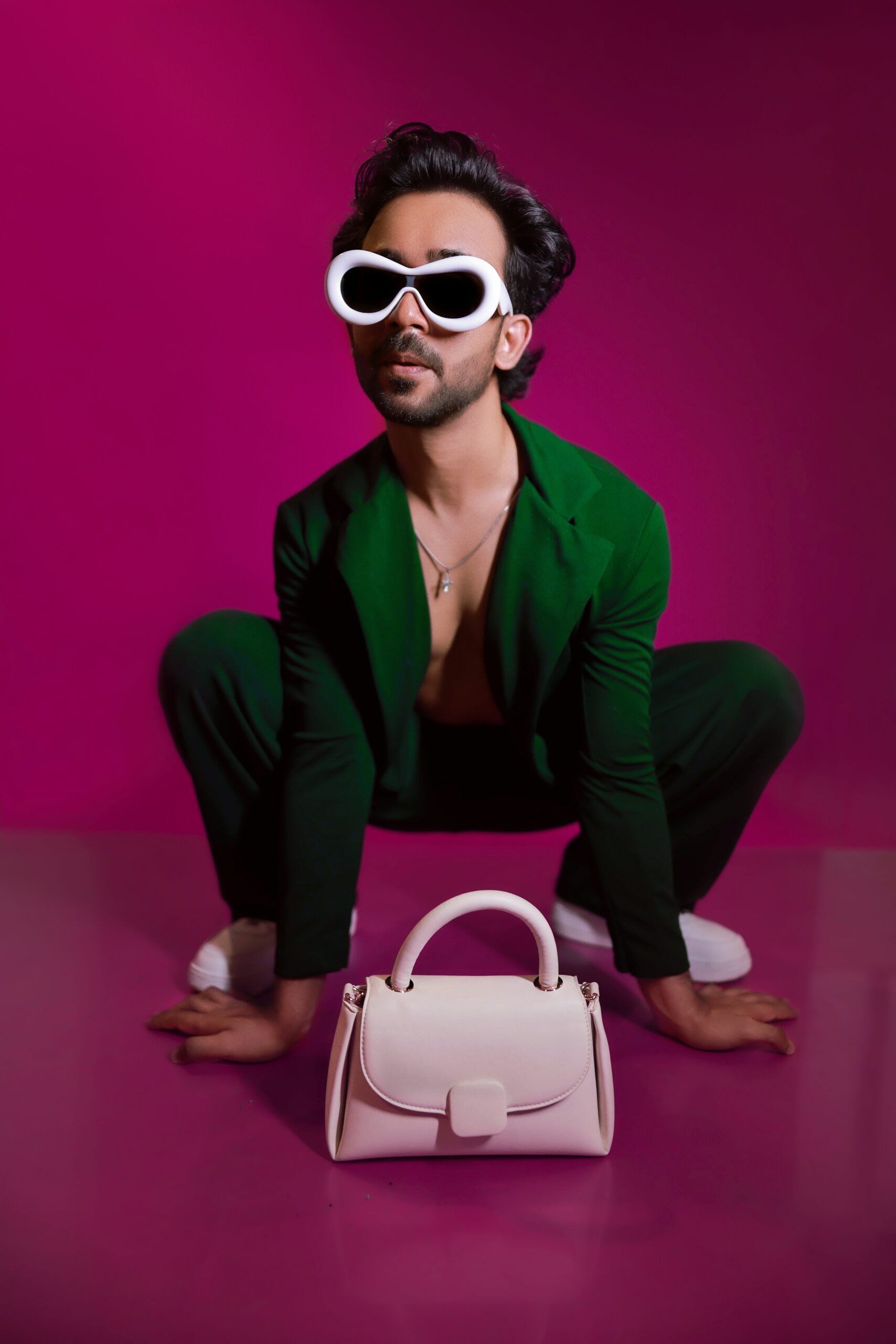 TikTok Ads 2026 para marcas de moda: creador grabando contenido vertical de producción creativa y pauta | MELT Insight